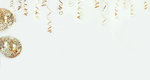 Золотий Змій Повітряні Кулі Барвистим Конфетті Світлому Фоні Банер Свято — стокове фото