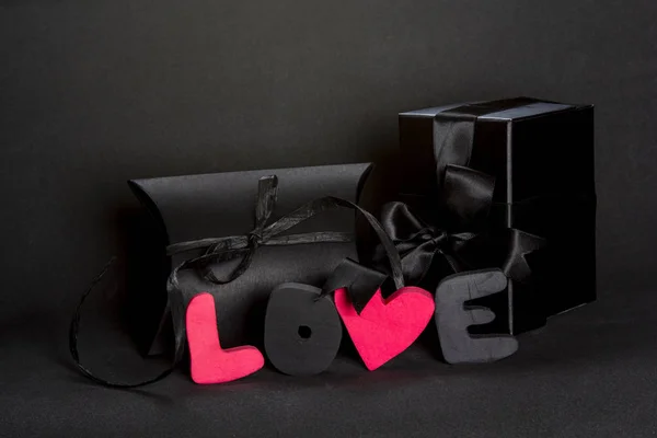 Caixa Presente Preta Palavra Vermelha Amor Fundo Escuro Espaço Cópia — Fotografia de Stock