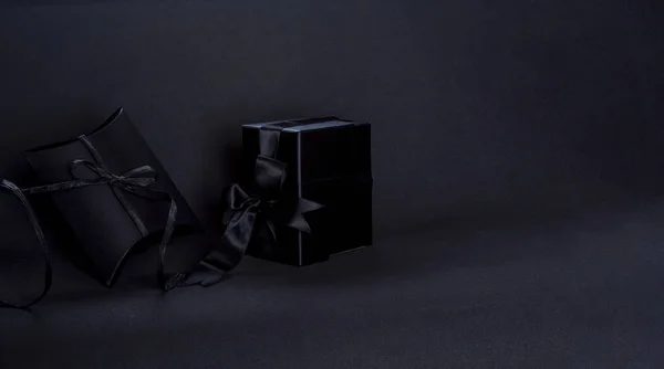 Black Creative Composition Gift Box Black Ribbon Bow Dark Background — ストック写真