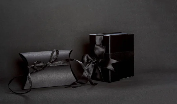 Δύο Μαύρα Κουτιά Δώρου Μαύρη Κορδέλα Φιόγκο Σκούρο Φόντο Αντίγραφο — Φωτογραφία Αρχείου