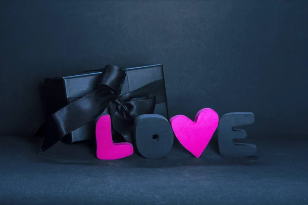 Schwarze Geschenkschachtel Und Rote Buchstaben Liebe Auf Dunklem Hintergrund Kopierraum — Stockfoto