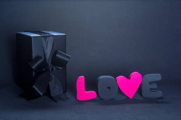 Μαύρο Κουτί Δώρου Και Κόκκινα Γράμματα Αγάπη Σκούρο Φόντο Αντίγραφο — Φωτογραφία Αρχείου