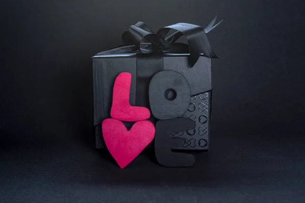 Caixa Presente Preta Letras Vermelhas Amor Fundo Escuro Espaço Cópia — Fotografia de Stock