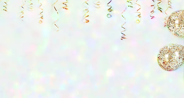 Zlaté hadovité a balónky s barevnými konfetami na lehkém bac — Stock fotografie