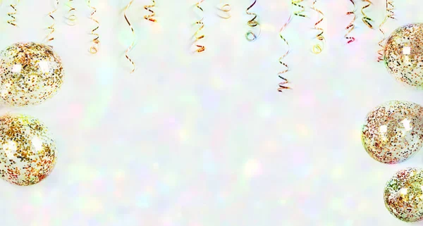 Золотий змій і повітряні кулі з барвистим конфетті на легкому спині — стокове фото