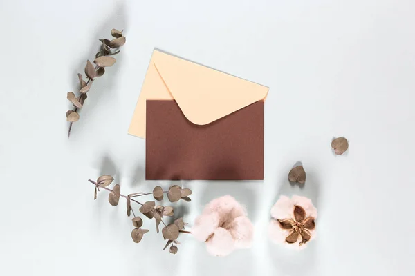 Sobres Papel Blanco Cartas Invitación Correo Con Hojas Eucalipto Flores — Foto de Stock