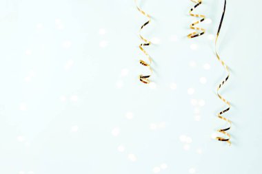 Işık arka planında izole edilmiş altın bir yılan. Tatil dekorasyonu