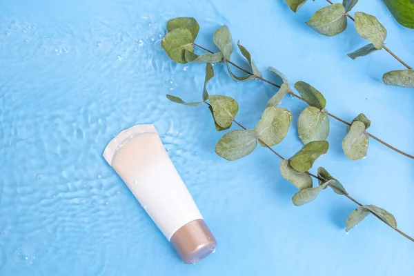 Zonnebrandcrème Spf Lotion Huid Verhelpen Van Zon Met Eucalyptus Bladeren — Stockfoto