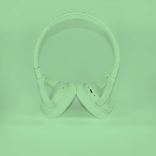 Bezprzewodowe białe słuchawki na białym tle. Modny rocznik ac — Zdjęcie stockowe