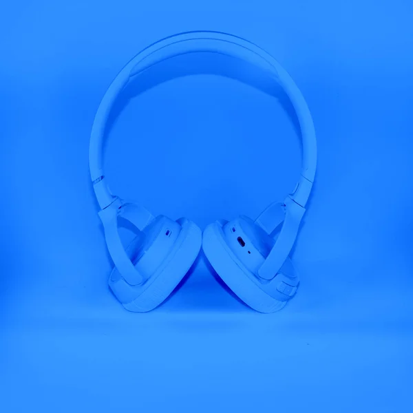 Bezprzewodowe Niebieskie Słuchawki Niebieskim Tle Modne Vintage Akcesoria Kreatywnym Stylu — Zdjęcie stockowe