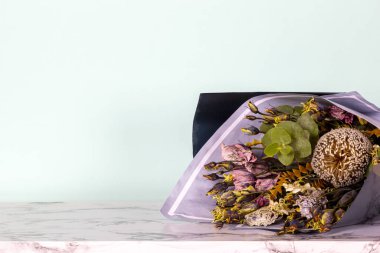 Orijinal demet taze çiçek mermer sehpada, arka planda, yakın plan. Süslü, yumuşak bitkiler. Erkekler için Çiçekler, Babalar Günü