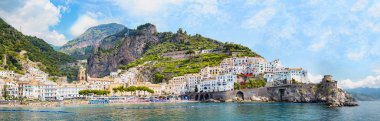 Panoramik manzara, küçük Amalfi köyünün gökyüzü çizgisi kayalar, Amalfi kıyıları, Salerno, Campania, İtalya 'daki küçük plajları ve renkli evleri ile