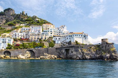 Amalfi köyünün kayalar, Amalfi kıyıları, Salerno, Campania, İtalya 'daki küçük plajlı ve renkli evlerinin panoramik manzarası