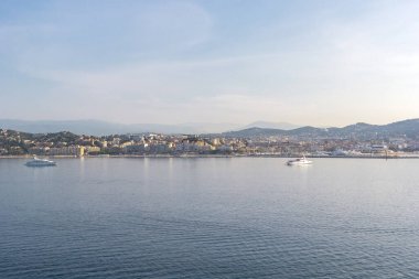 Panoramik manzara, Cannes şehrinin havadan ufuk çizgisi, Akdeniz 'de yatlar, sahil şeridi, şafak vakti Cannes, Cote d' Azur, Fransa