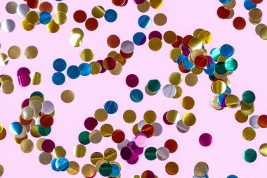 Pembe arka planda büyük boy altın renkli konfeti. Doğum günü ve karnaval için ışıltıların şenlikli arka planı