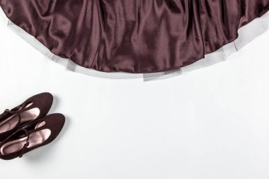 Moda tarzı kıyafetler ve aksesuarlar. Siyah kokteyl elbisesi, açık arka planda ayakkabılar. Parti kıyafeti, doğum günü, çekici kadın konsepti. Düz yatış, üst görünüm