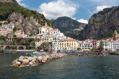 Amalfi köyünün küçük cennet manzarası turkuaz deniz ve Salerno Körfezi, Campania, İtalya 'nın yamaçlarında renkli evler..