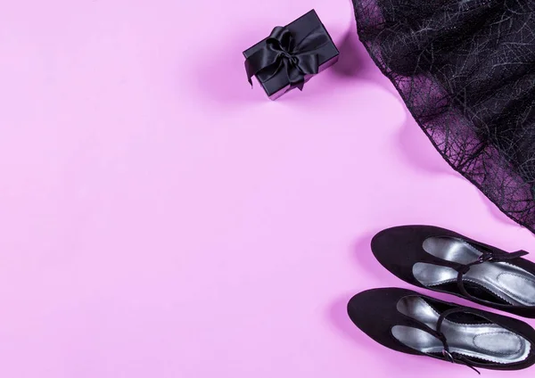 Zestaw Modnych Stylowych Ubrań Akcesoriów Czarna Sukienka Koktajlowa Buty Różowym — Zdjęcie stockowe