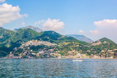 Amalfi köyünün küçük panoramik manzarası turkuaz deniz ve Salerno Körfezi, Campania, İtalya 'nın yamaçlarında renkli evler.