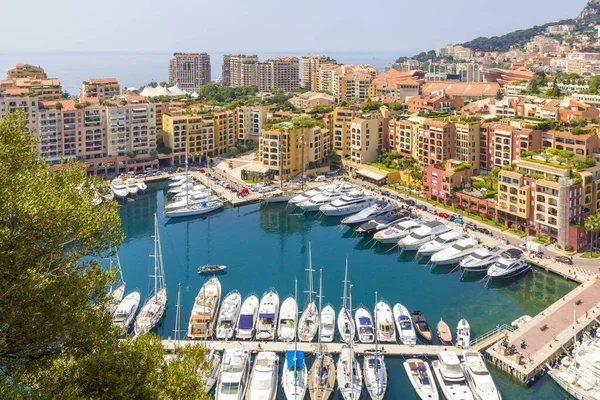 Fontvieille 'in panoramik manzarası ve tekneli liman, Güney Fransa, Monako' daki lüks yatlar.