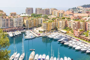 Fontvieille 'in panoramik manzarası ve tekneli liman, Güney Fransa, Monako' daki lüks yatlar.