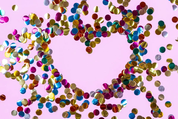 Καρδιά Σχήμα Από Χρυσαφί Χρωματιστά Κομφετί Βουτιά Ροζ Φόντο Εορταστικό — Φωτογραφία Αρχείου