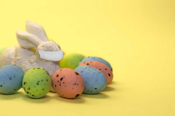 Pastel Renklerle Boyanmış Renkli Paskalya Yumurtaları Sarı Arka Planda Virüs — Stok fotoğraf