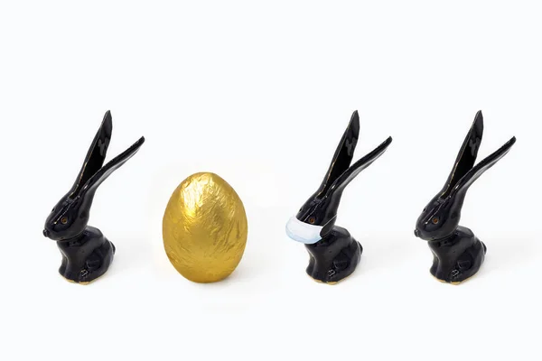 Trendy Velikonoce Zdobené Set Zlaté Vejce Černé Zajíčky Virovou Maskou — Stock fotografie