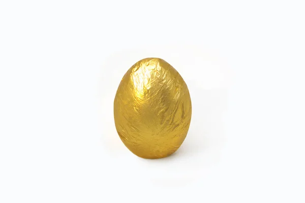 Jedno Zlaté Vejce Svraštělé Kovové Zlaté Fólii Izolované Bílém Pozadí — Stock fotografie