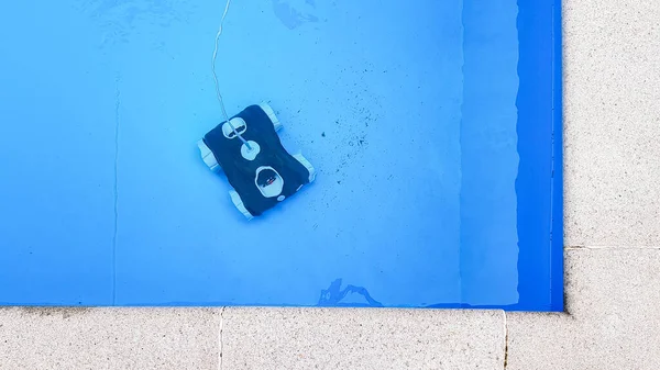 Elektrik süpürgesi bakımında havuz temizleme robotu. Üst görünüm