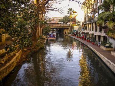 Tarafından Nehri'ni bir şehir.