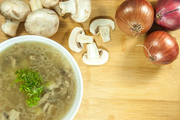 Sopa de cogumelos com verdes — Fotografia de Stock