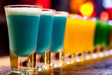 Bir bar kokteyller standı