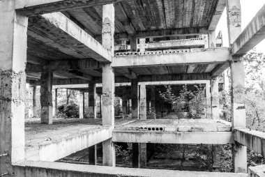 Terk edilmiş ve tamamlanmamış Binası