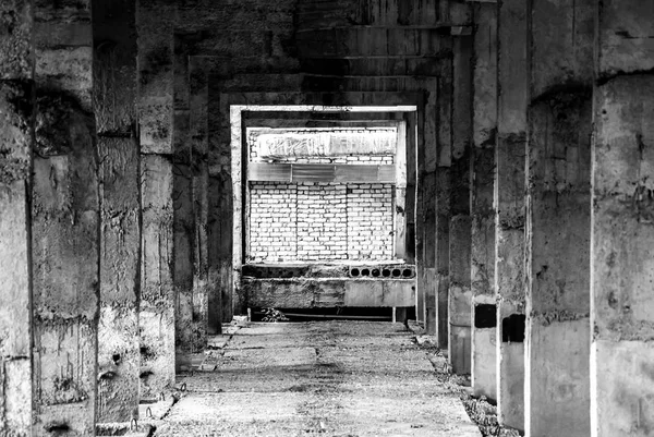 Terk edilmiş ve tamamlanmamış Binası