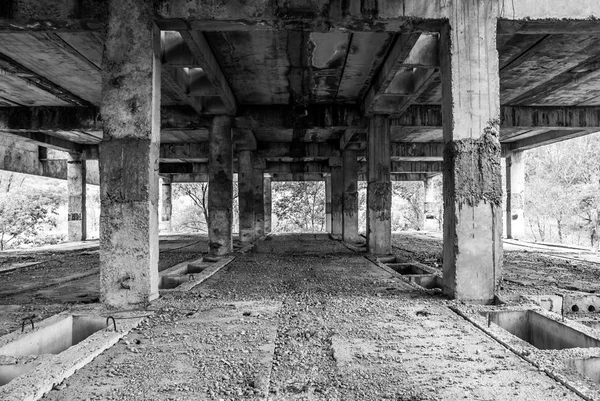 Terk edilmiş ve tamamlanmamış Binası