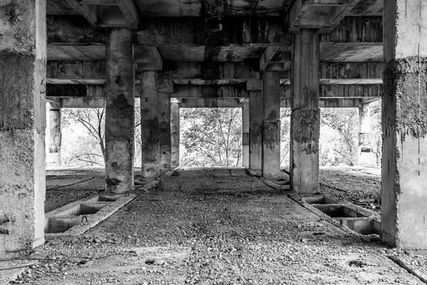 Bitmemiş ve terk edilmiş bir binada
