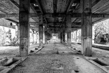 Bitmemiş ve terk edilmiş bir binada