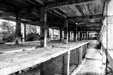 Bitmemiş ve terk edilmiş bir binada