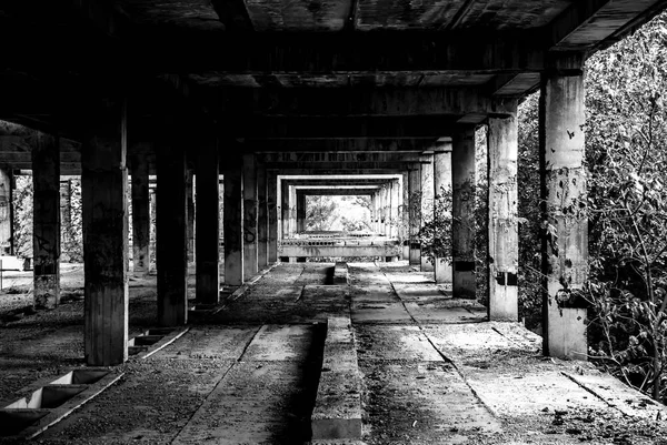 Bitmemiş ve terk edilmiş bir binada