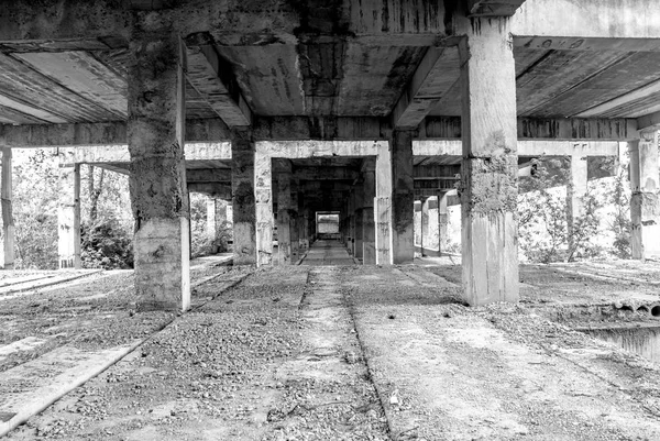 Bitmemiş ve terk edilmiş bir binada