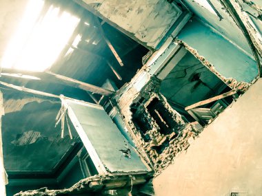 Paranormal aktiviteler ile terk edilmiş hayalet ev