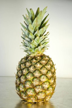Ananas brigh Tarih / beyaz arka plan