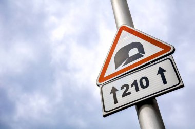 Trafik işaretleri tünel yakınındaki