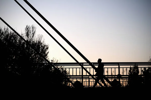 Giovanotto Ponte Metallo Ponte Ferro Con Silhouette Uomo Che Cammina — Foto Stock