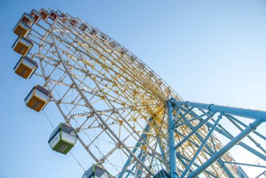 Dönme dolap mavi ve sarı renklerde.