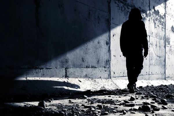 Een Man Die Uit Een Tunnel Naar Het Licht Gaat — Stockfoto