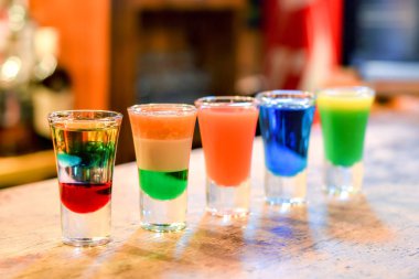 Renkli kokteyller bir bar standı