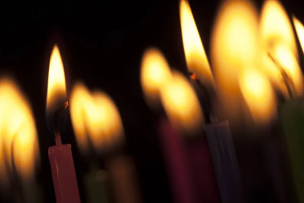 Пламя Свечи Горящие Свечи Темноте — стоковое фото