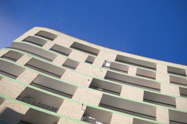 Krem beyaz ve yeşil çok katlı bina cephesi